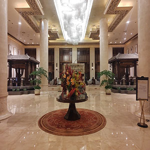 安徽铜陵金陵五星酒店大堂水晶灯清洗采用免拆洗技术